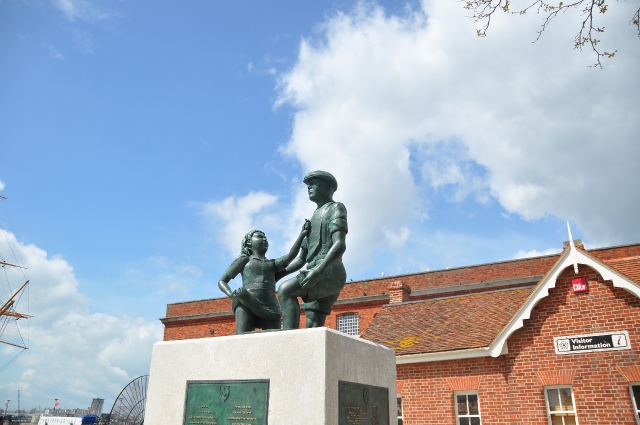 portsmouth, harbour docks, sou-51.JPG - NEW STATUTE TO THE MUDLARKS - PORTSMOUTH HARBOUR,  IAN JULIAN PHOTOGRAPHER